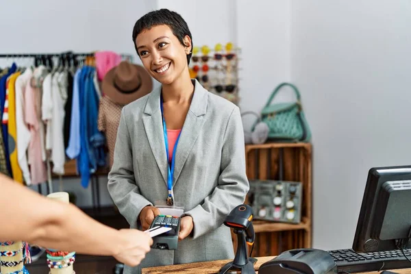 Jovem Mulher Hispânica Lojista Sorrindo Confiante Pagando Com Cartão Crédito — Fotografia de Stock