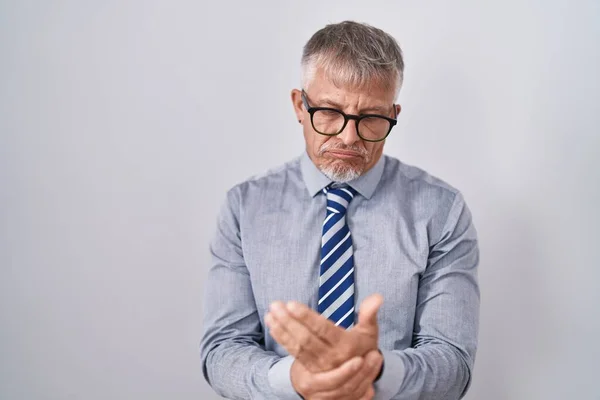 Hispanic Business Man Grey Hair Wearing Glasses Suffering Pain Hands — Stok fotoğraf