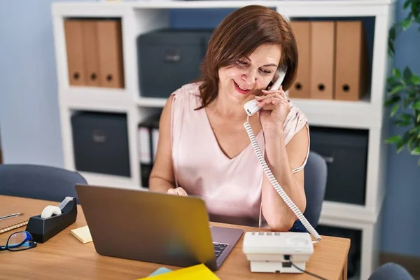Kobieta Średnim Wieku Pracownik Biznesu Rozmawia Przez Telefon Pomocą Laptopa — Zdjęcie stockowe
