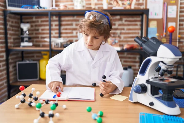 Adorable Garçon Caucasien Étudiant Tenant Des Molécules Classe — Photo