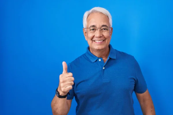 Middle Age Man Grey Hair Standing Blue Background Doing Happy — Foto de Stock