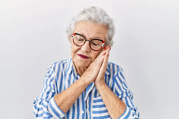 Starší Žena Šedými Vlasy Stojící Nad Bílým Pozadím Spí Unavená — Stock fotografie