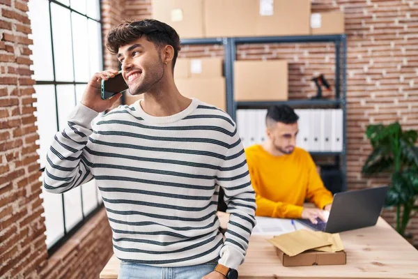 Two Man Ecommerce Business Workers Talking Smartphone Working Office — Stock Photo, Image