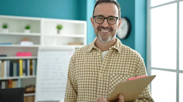 Middle Age Man Teacher Smiling Confident Holding Clipboard Classroom — ストック写真