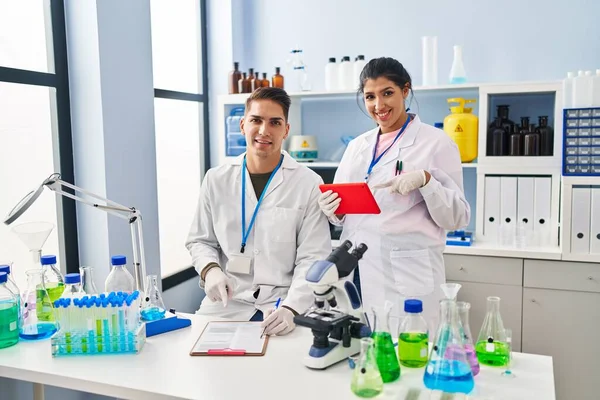 Молоді Лікарі Працюють Науковій Лабораторії Усміхнені Щасливі Вказуючи Рукою Пальцем — стокове фото