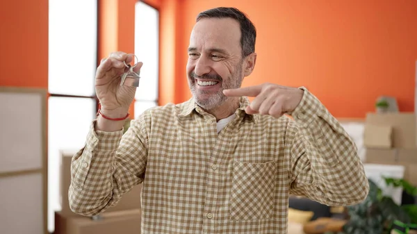 Middle Age Man Smiling Confident Pointing Key Finger New Home — ストック写真