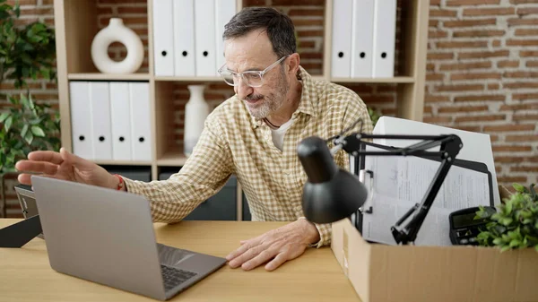 Middle Age Man Business Worker Dismissed Picking Things Cardboard Box — ストック写真