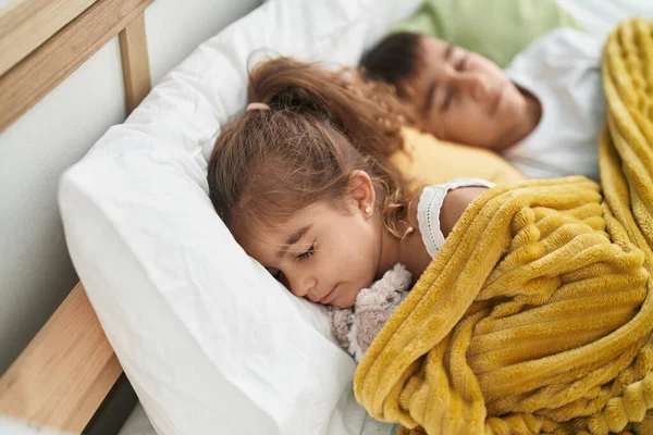 Erkek Kız Kardeş Yatakta Yatar Yatak Odasında Uyurlar — Stok fotoğraf