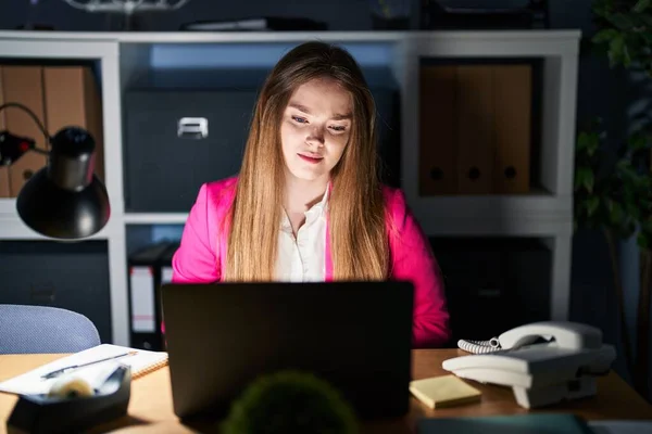 Mladá Běloška Pracuje Noci Kanceláři Rukou Břiše Protože Zažívací Potíže — Stock fotografie