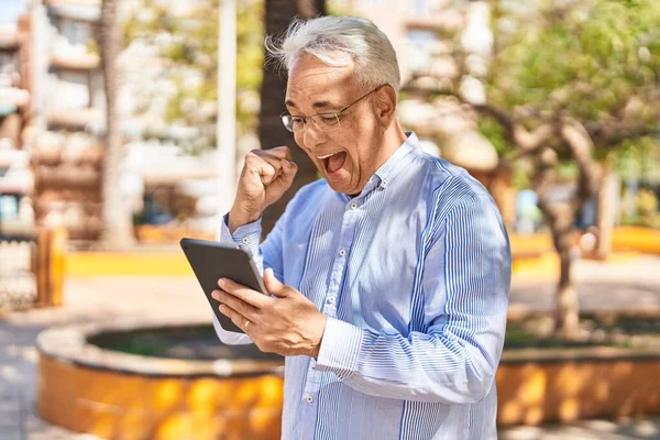 Hombre Mayor Sonriendo Confiado Usando Touchpad Parque — Foto de Stock