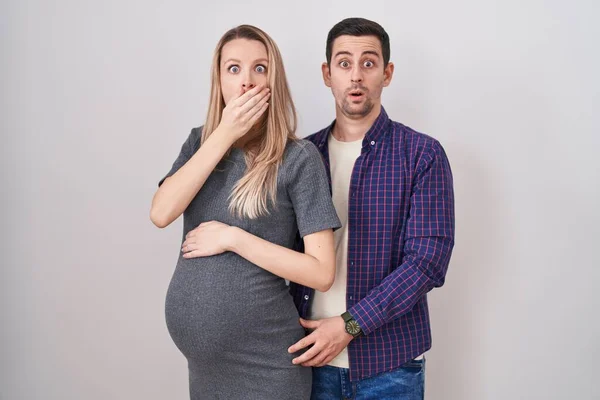 Jong Stel Verwacht Een Baby Die Witte Achtergrond Staat Geschokt — Stockfoto