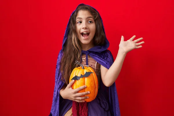 Pequena Menina Hispânica Vestindo Trajes Bruxa Halloween Celebrando Vitória Com — Fotografia de Stock
