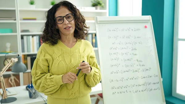 Middle Age Hispanic Woman Teacher Explaining Maths Exercise Library University — ストック写真