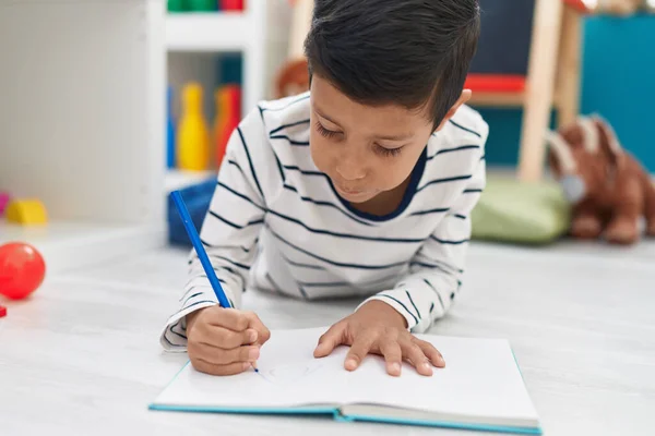 Liebenswerter Hispanischer Junge Schreibt Kindergarten Auf Notizbuch — Stockfoto