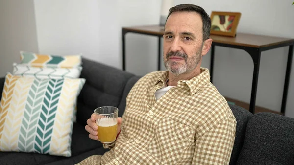 Middle Age Man Holding Glass Beer Sitting Sofa Home — ストック写真