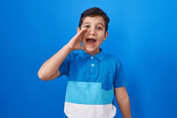 Kis Spanyol Fiú Áll Kék Háttér Tanácstalan Zavaros Nyitott Karok — Stock Fotó