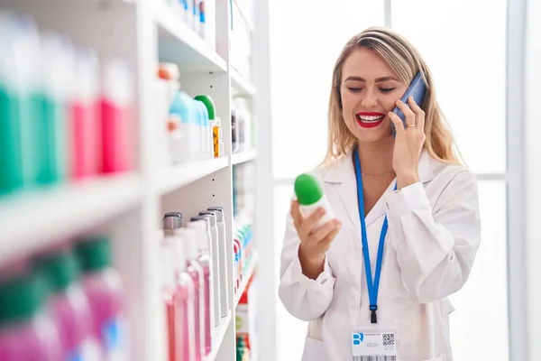 Young Beautiful Hispanic Woman Pharmacist Talking Smartphone Holding Deodorant Pharmacy — Foto Stock
