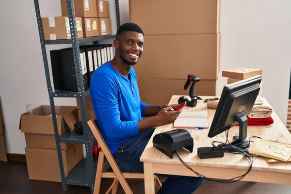 Молодий Афроамериканський Чоловік Електронної Комерції Бізнесмен Використовуючи Смартфон Офісі — стокове фото