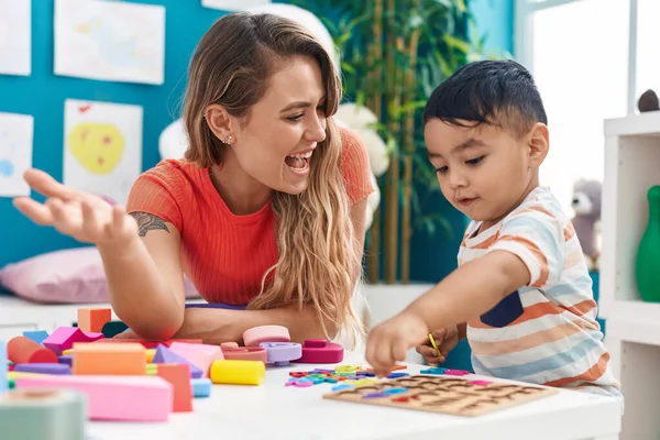 Leraar Peuter Spelen Met Wiskunde Puzzelspel Zitten Tafel Kleuterschool — Stockfoto