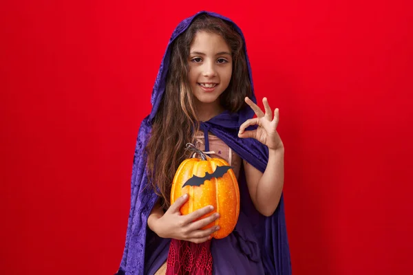 Malá Hispánka Kostýmu Čarodějnice Halloween Dělá Pořádku Znamení Prsty Usmívající — Stock fotografie
