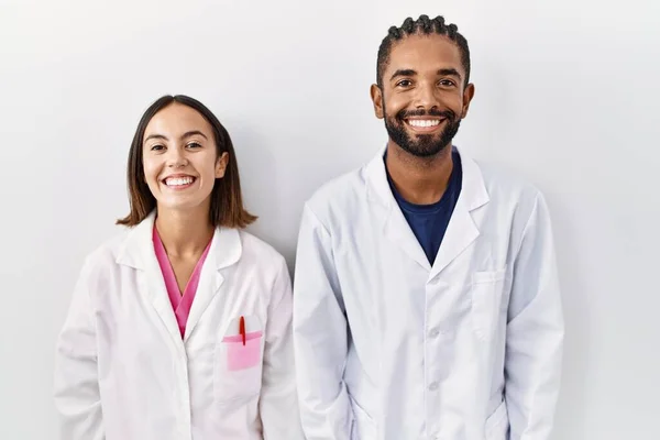 Jóvenes Médicos Hispanos Pie Sobre Fondo Blanco Con Una Sonrisa —  Fotos de Stock