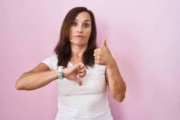 Middle Age Brunette Woman Standing Pink Background Doing Thumbs Disagreement — Stockfoto