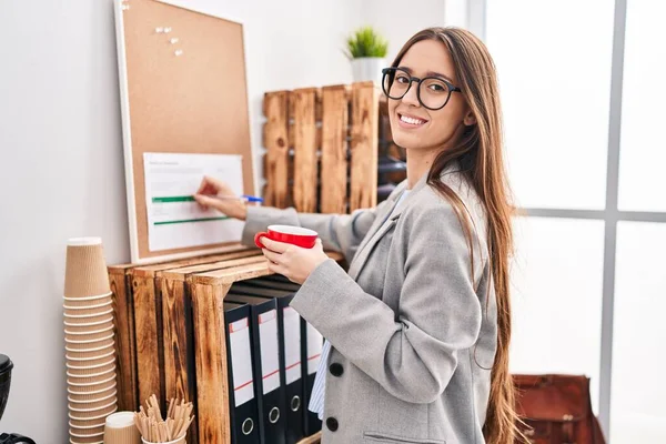 Young Beautiful Hispanic Woman Business Worker Drinking Coffee Writing Cork — Stock Photo, Image