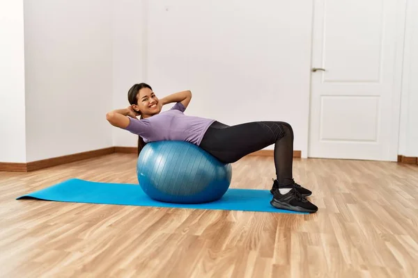Jeune Femme Latine Faisant Exercice Abdominal Utilisant Balle Forme Centre — Photo