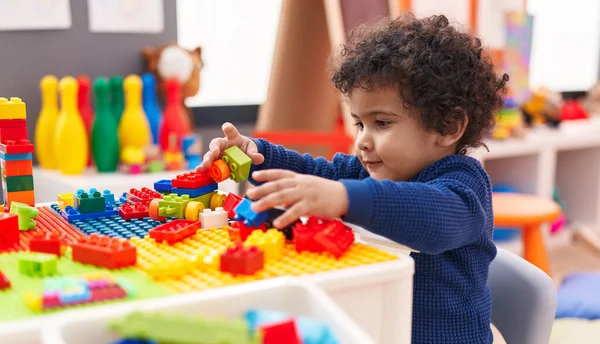 Adorável Criança Hispânica Brincando Com Blocos Construção Sentados Mesa Jardim — Fotografia de Stock