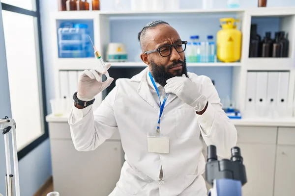 Afro Américain Travaillant Dans Laboratoire Scientifique Tenant Une Seringue Visage — Photo