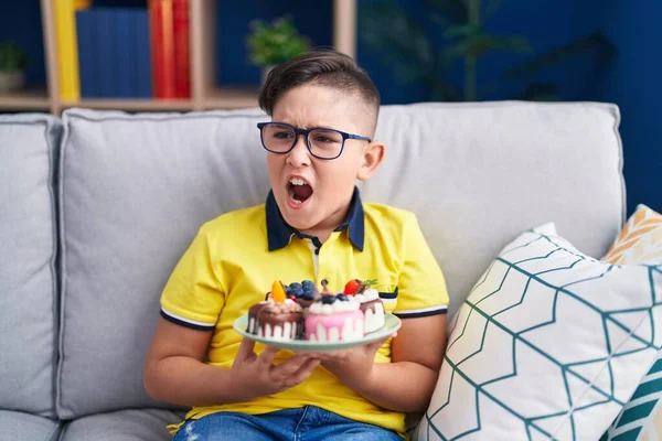 Genç Spanyol Çocuk Elinde Pasta Şekeri Kızgın Kızgın Çığlıklar Sinirli — Stok fotoğraf