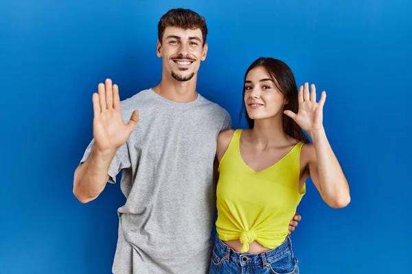 Unga Latinamerikanska Par Står Tillsammans Över Blå Bakgrund Avstå Säga — Stockfoto