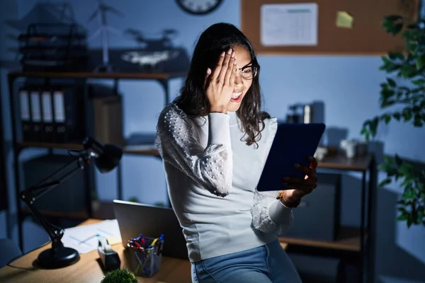 Young Brazilian Woman Using Touchpad Night Working Office Covering One — 图库照片
