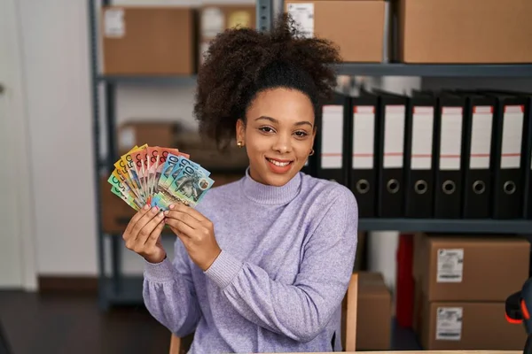 Ung Afrikansk Amerikansk Kvinna Som Arbetar Små Företag Handel Håller — Stockfoto