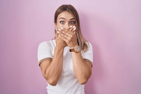 Blonde Caucasian Woman Standing Pink Background Shocked Covering Mouth Hands — Stockfoto