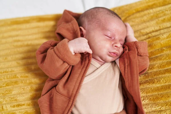 Adorável Bebê Caucasiano Deitado Cama Dormindo Quarto — Fotografia de Stock