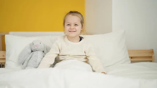 Adorable Blonde Girl Smiling Confident Sitting Bed Bedroom — Stok fotoğraf