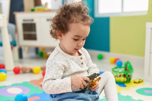 유치원 바닥에 장난감을 가지고 스러운 잠꾸러기 — 스톡 사진