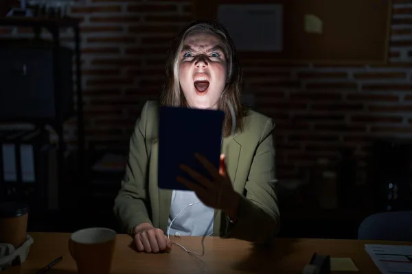 Blonde Kaukasische Frau Die Nachts Büro Arbeitet Wütend Und Verrückt — Stockfoto