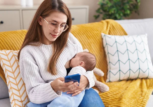 Mutter Und Sohn Stillen Ihr Baby Hause Smartphone — Stockfoto