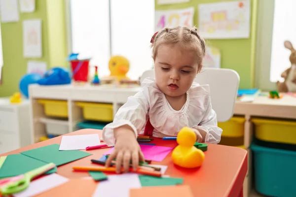 Entzückende Blonde Kleinkind Vorschulschülerin Sitzt Auf Tisch Zeichnung Auf Papier Stockbild