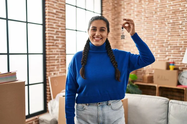 Genç Spanyol Kadın Gülümsüyor Yeni Evin Anahtarını Elinde Tutuyor — Stok fotoğraf