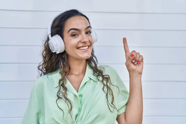 Mujer Hispana Joven Escuchando Música Usando Auriculares Sonriendo Con Una — Foto de Stock