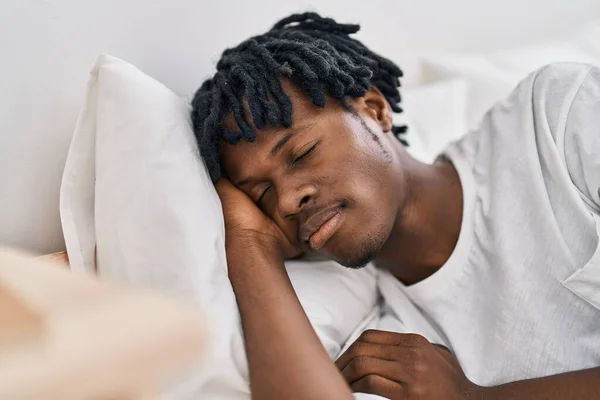 Afro Amerikalı Bir Adam Yatakta Uzanıyor Yatak Odasında Uyuyor — Stok fotoğraf