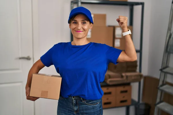 Middle Age Brunette Woman Working Wearing Delivery Uniform Cap Strong — Stok fotoğraf