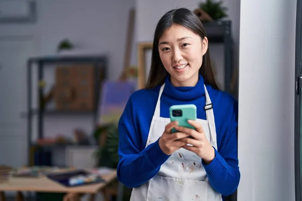 Chinese Woman Artist Smiling Confident Using Smartphone Art Studio — Stock fotografie