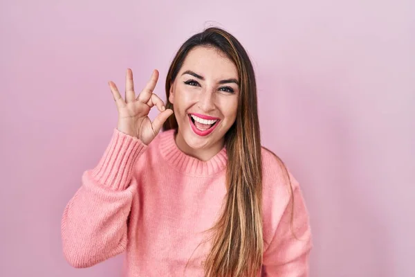 Mladá Hispánka Stojící Nad Růžovým Pozadím Usmívající Pozitivně Dělá Pořádku — Stock fotografie