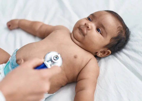 アフリカ系アメリカ人の赤ん坊は自信を持って笑顔ベッドルームで健康診断を受けて — ストック写真