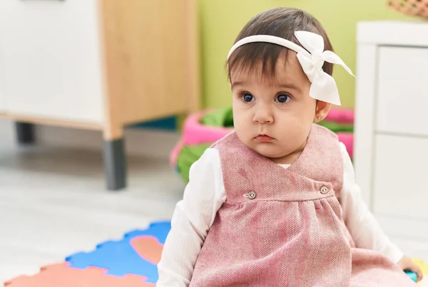 Liebenswertes Hispanisches Baby Sitzt Kindergarten Mit Entspanntem Gesichtsausdruck Auf Dem — Stockfoto