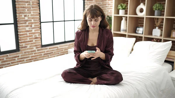 Young Caucasian Woman Using Smartphone Sitting Bed Bedroom — Foto de Stock